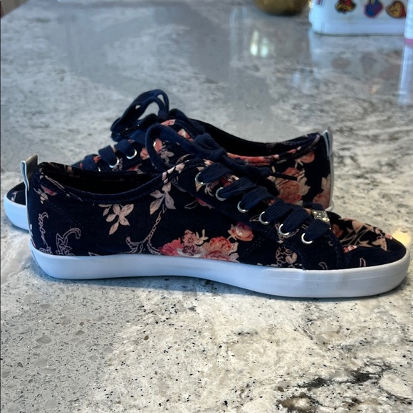NWOB GUESS Women's Navy and Pink Floral Sneakers - Picture 9 of 10